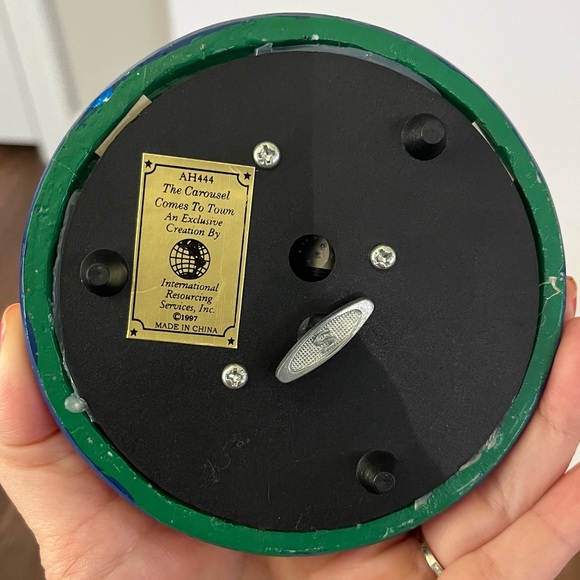 The Carousel Comes To Town By International Resourcing Services, Inc. Vintage - Picture 3 of 4